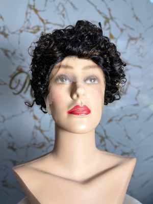 Carmy cabelo curto cacheado com mechas mel