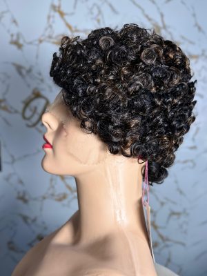 Carmy cabelo curto cacheado com mechas mel